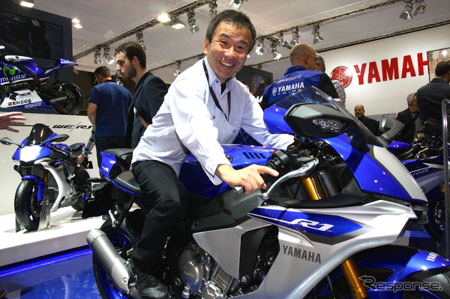 ヤマハ YZF-R1に跨がる和歌山利宏氏