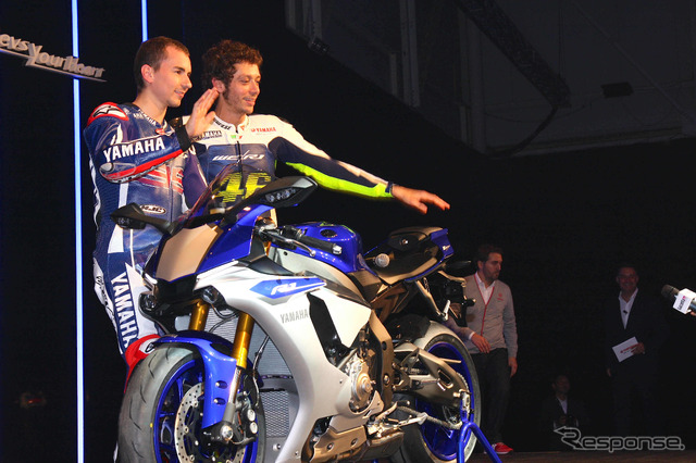ヤマハ YZF-R1新型とバレンティーノ・ロッシ選手(奥)、ホルヘ・ロレンソ選手(ミラノショー14)