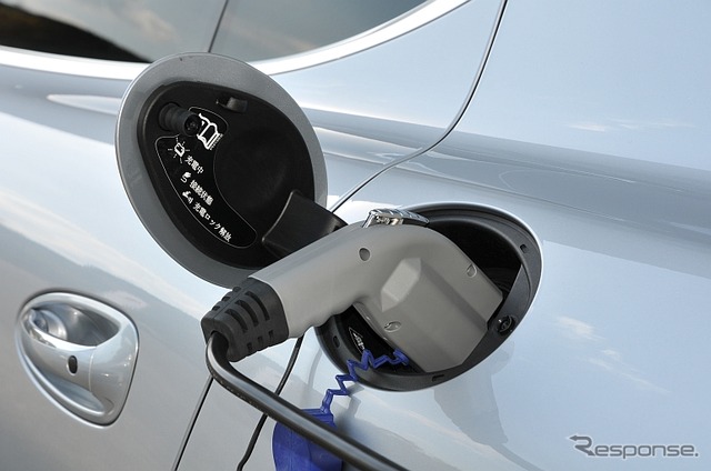 車両左側に外部充電用のリッドが備わる
