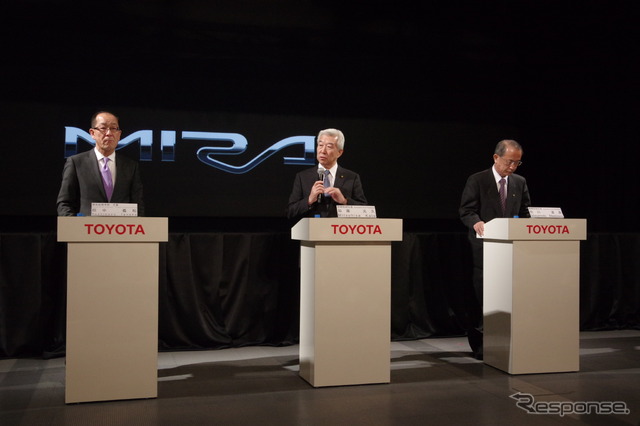 トヨタの燃料電池車 MIRAI（ミライ）発表会　中央が加藤光久副社長