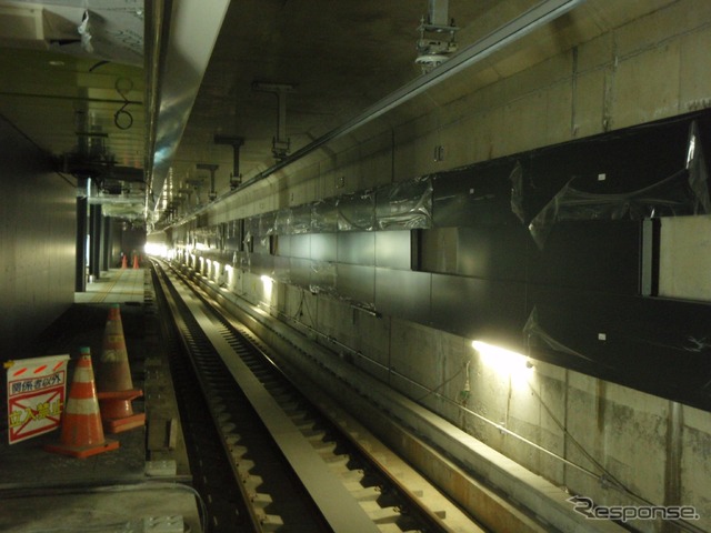 工事がほぼ完成しつつある東西線のトンネル。リニア式地下鉄を採用しており、2本のレールの間にリアクションプレートが設置されている。