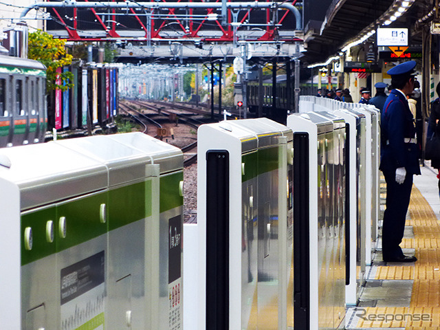 原宿駅に11月初旬に設置されたホームドア機器類