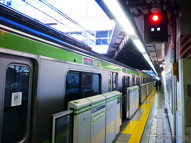 目黒駅で稼動するホームドア機器類