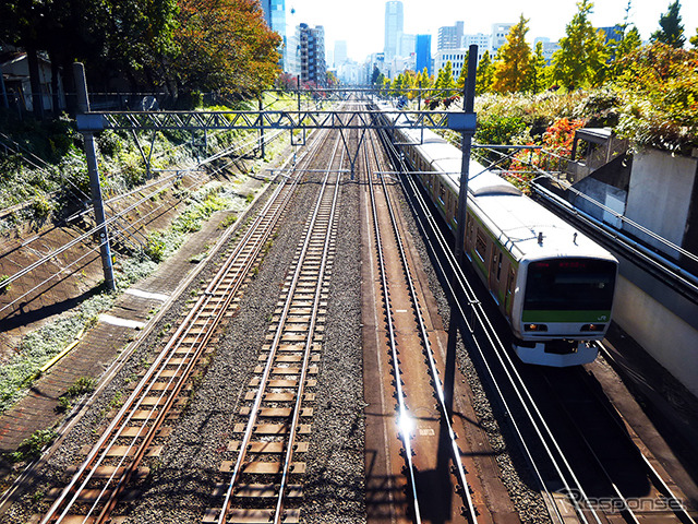 原宿駅へ接近する山手線電車