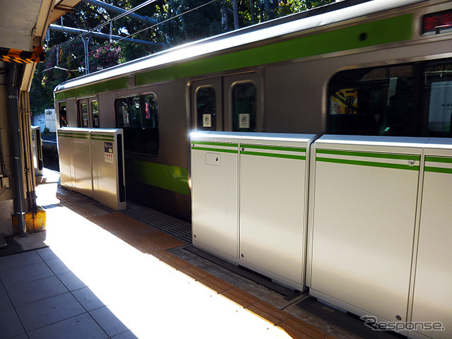 原宿駅に11月初旬に設置されたホームドア(可動式ホーム柵)