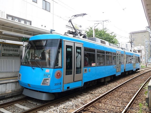 東急世田谷線は12月と1月の世田谷ボロ市にあわせ列車を増発する。写真は松陰神社前駅に停車している世田谷線の電車。