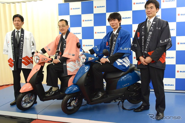 左から、スズキ 二輪事業本部二輪エンジン設計部 大橋淳志 係長、スズキ二輪 濱本英信 代表取締役社長、スズキ 二輪商品企画部 福留武志 チーフエンジニア、デザイン課 西名宏文 デザイナー
