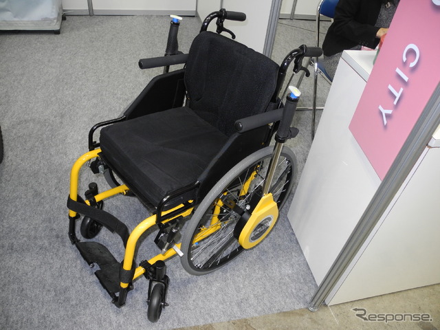 イー・アームが展示したレバー式車いす