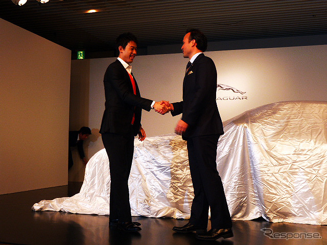 ジャガー・ランドローバー・ジャパンのマグナス・ハンソン社長と握手する錦織圭(Fタイプ 錦織圭エディション発表、11月20日・都内)