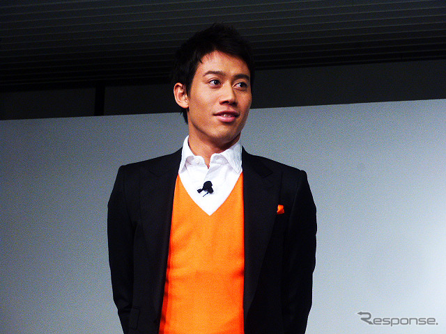 自分が思い描くジャガーFタイプと対面した錦織圭(Fタイプ 錦織圭エディション発表、11月20日・都内)