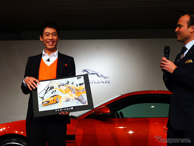 自分が思い描くジャガーFタイプと対面した錦織圭(Fタイプ 錦織圭エディション発表、11月20日・都内)