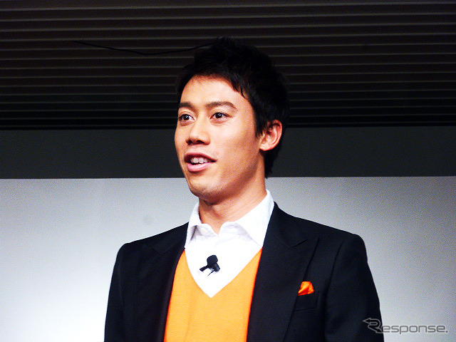 自分が思い描くジャガーFタイプと対面した錦織圭(Fタイプ 錦織圭エディション発表、11月20日・都内)