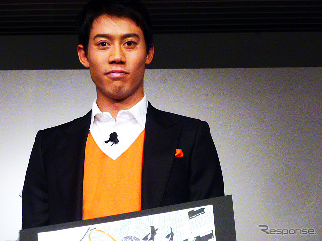 自分が思い描くジャガーFタイプと対面した錦織圭(Fタイプ 錦織圭エディション発表、11月20日・都内)