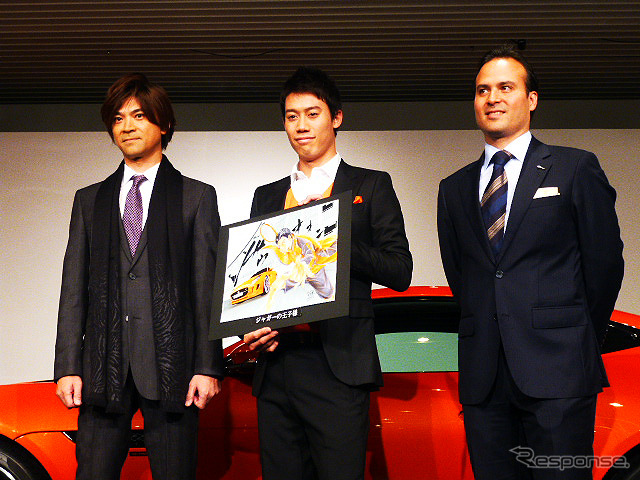 左から、許斐剛氏、錦織圭選手、マグナス・ハンソン社長(Fタイプ 錦織圭エディション発表、11月20日・都内)