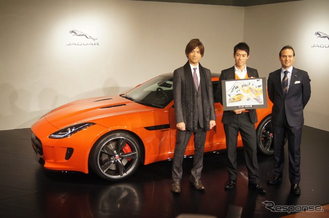 自分が思い描くジャガーFタイプと対面した錦織圭(Fタイプ 錦織圭エディション発表、11月20日・都内)
