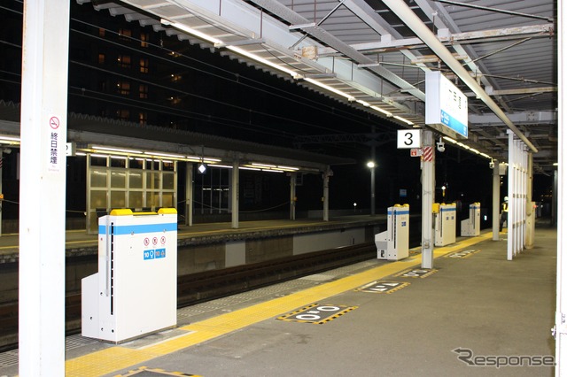 JR西日本は12月13日から六甲道駅で昇降式ホーム柵を試行運用すると発表。写真は設置工事が始まっている六甲道駅のホーム