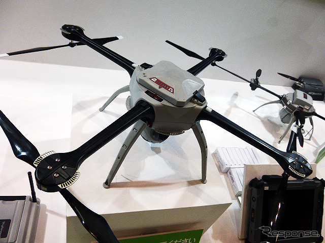 ネクスコ東日本エンジニアリングなどの「完全自律飛行型無人飛行体(UAV)」(ハイウェイテクノフェア2014)