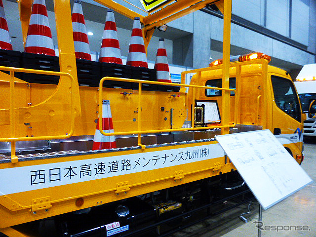 西日本高速道路メンテナンス九州の標識搭載型ラバーコーン自動設置回収車「ロボコーン」(ハイウェイテクノフェア2014)