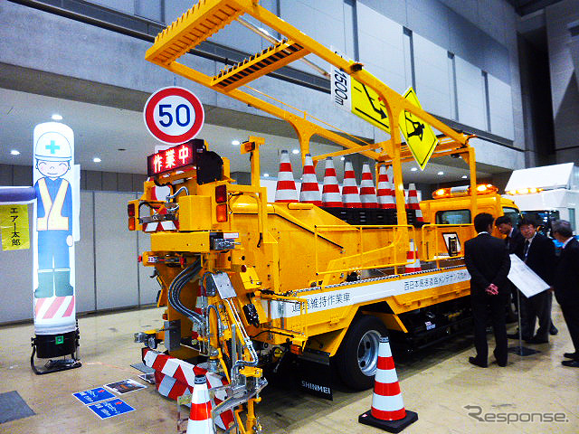 西日本高速道路メンテナンス九州の標識搭載型ラバーコーン自動設置回収車「ロボコーン」(ハイウェイテクノフェア2014)
