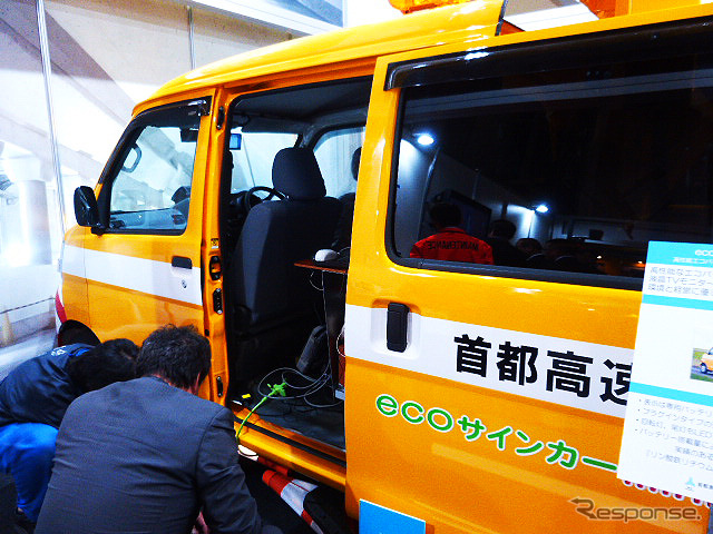 首都高電気メンテナンスの軽自動車ベース・省電力タイプ作業車「ecoサインカーmini」(ハイウェイテクノフェア2014)