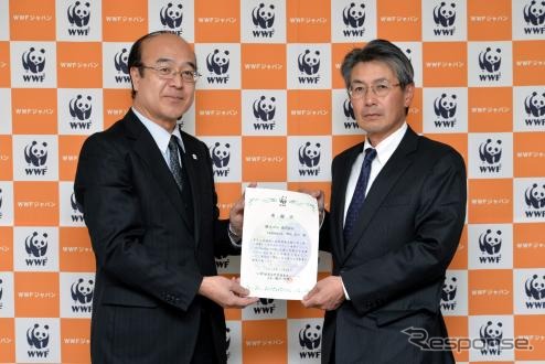 WWFジャパン樋口隆昌事務局長(左)より感謝状を受け取る横浜ゴム取締役常務執行役員の森田史夫