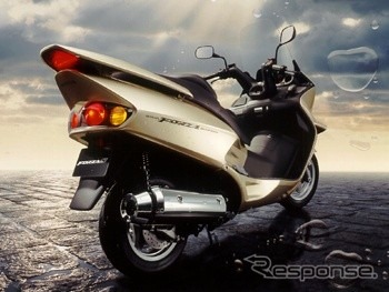 ホンダ、600ccエンジンの世界最大級スクーターを発売
