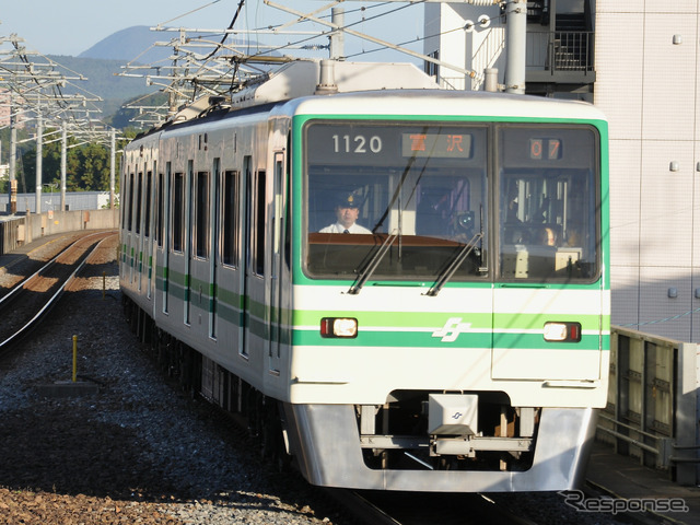 仙台市地下鉄南北線を走行する1000N系電車。来年3月までに駅ナンバリングの表示が順次導入される。