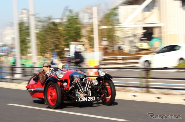 モーガン3ホイラーがお台場の街を行く。