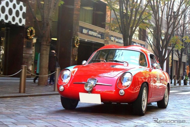 フィアット・アバルト750GTザガートも快調に丸の内を進む。