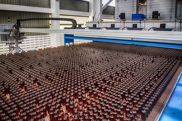 ドリンク剤のカラバオ、タイ証取上場 大御所ミュージシャンらが創業
