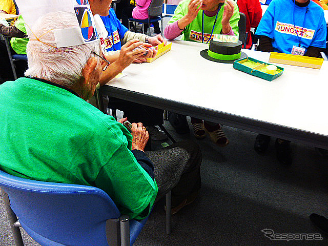 最高齢97歳の男性もUNOを手にすると真剣！