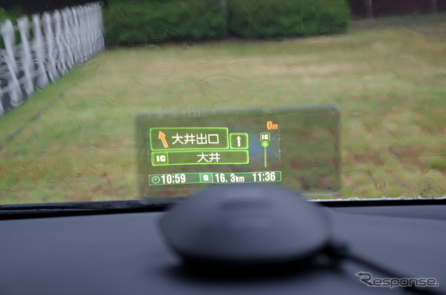 フロントインフォディスプレイ(CY-DF100D)との組み合わせなら、ナビ画面を注視することなくガイダンスが利用できる