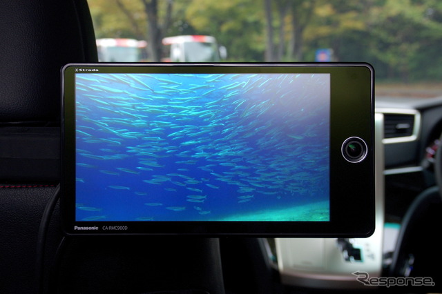 2014年冬に発売予定のカメラ付きリアモニター CA-RMC900D。向かって右にカメラが設置されており、ナビ画面から後部座席の様子を確認可能。9V型の大画面でブルーレイの迫力ある映像を楽しめる