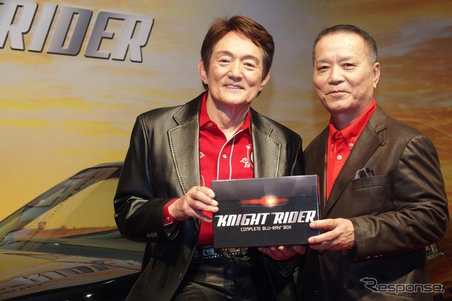 「ナイトライダー」コンプリート版BDボックスを手にする、ささきいさお氏(左)と野島昭生氏