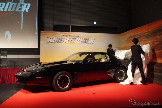 オープニングに先立ち、「ナイト2000」レプリカが披露された