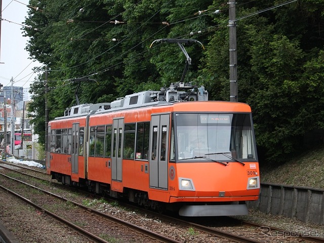 東急世田谷線は12月と1月の世田谷ボロ市にあわせ列車を増発する。写真は若林～松陰神社前間を走る世田谷線の電車。