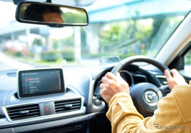 助手席に座る女性は、車種や景色や音楽ではなく、ニオイを気にしているという