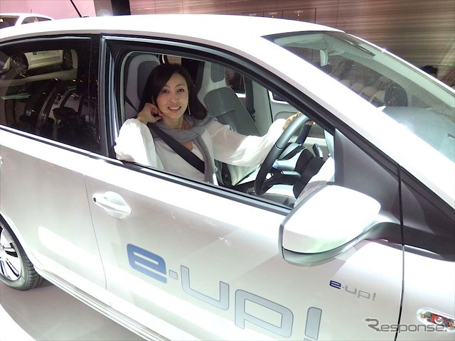 VW e-up!と吉田由美氏
