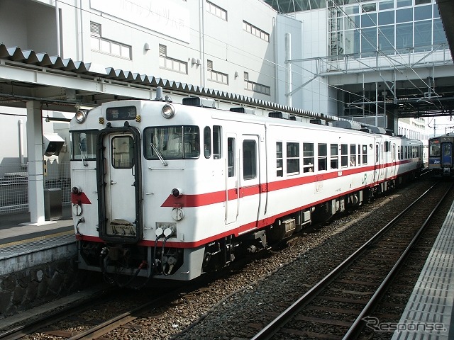 八戸駅で発車を待つ八戸線の普通列車（キハ40形2両編成）。今回の公募では18両の気動車を八戸線用として調達する計画だ。