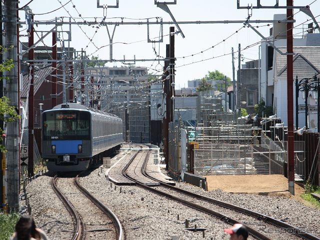 大泉学園駅のホームから見た2013年5月時点の工事の様子。高架橋の整備が始まったところ。