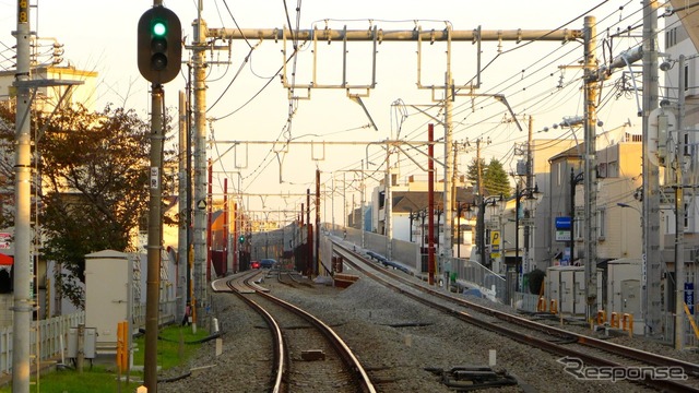 大泉学園駅付近から見た2013年11月時点の工事の様子。この時点で下り線のみ高架に切り替わった。