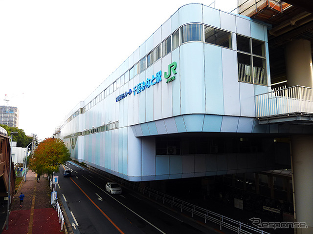 千葉みなと駅は、2階部分に改札口、3階部分にホームがある(11月30日、千葉モノレール実証実験「サイクル&モノレール」)