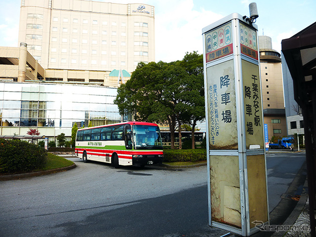 モノレールから自転車を下ろし、そのあと高速バスに自転車を載せて房総方面へ向かうという使い方も考えられる(11月30日、千葉モノレール実証実験「サイクル&モノレール」)