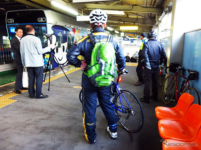 モノレール乗り場で列車を待つ参加者たち(11月30日、千葉モノレール実証実験「サイクル&モノレール」)