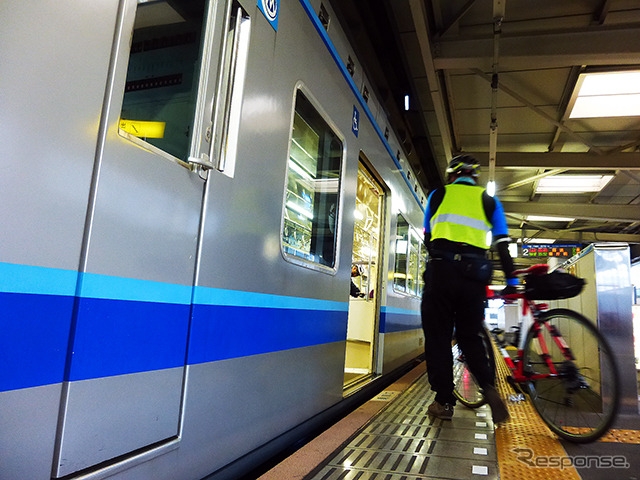貸切列車に自転車を載せる参加者たち（11月30日、千葉モノレール実証実験「サイクル＆モノレール」）