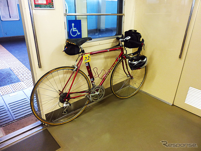 千葉モノレール1000形に自転車を載せる参加者たち(11月30日、千葉モノレール実証実験「サイクル&モノレール」)