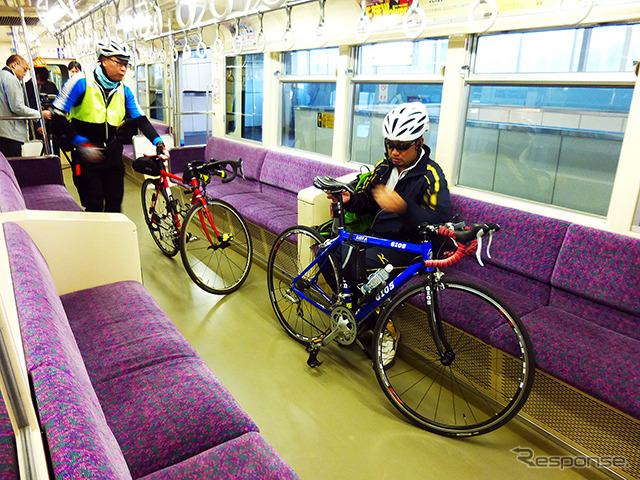 千葉モノレール1000形に自転車を載せる参加者たち(11月30日、千葉モノレール実証実験「サイクル&モノレール」)