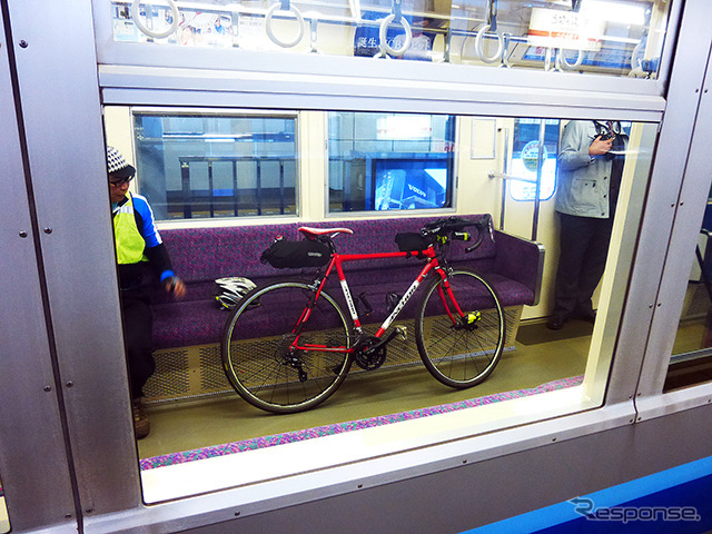 千葉モノレール1000形に自転車を載せる参加者たち(11月30日、千葉モノレール実証実験「サイクル&モノレール」)