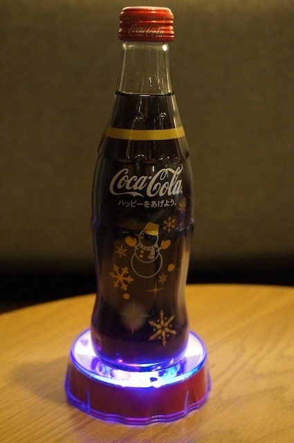 コカ・コーラデザインボトル&LEDコースター 《撮影 椿山和雄》