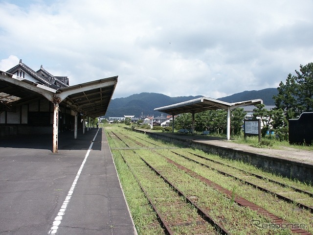 駅構内のプラットホームや線路も残っている。